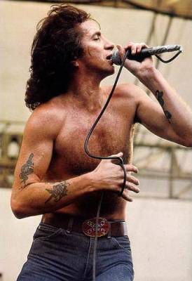 http://www.spirit-of-metal.com/membre_groupe/photo/Bon_Scott-12454.jpg