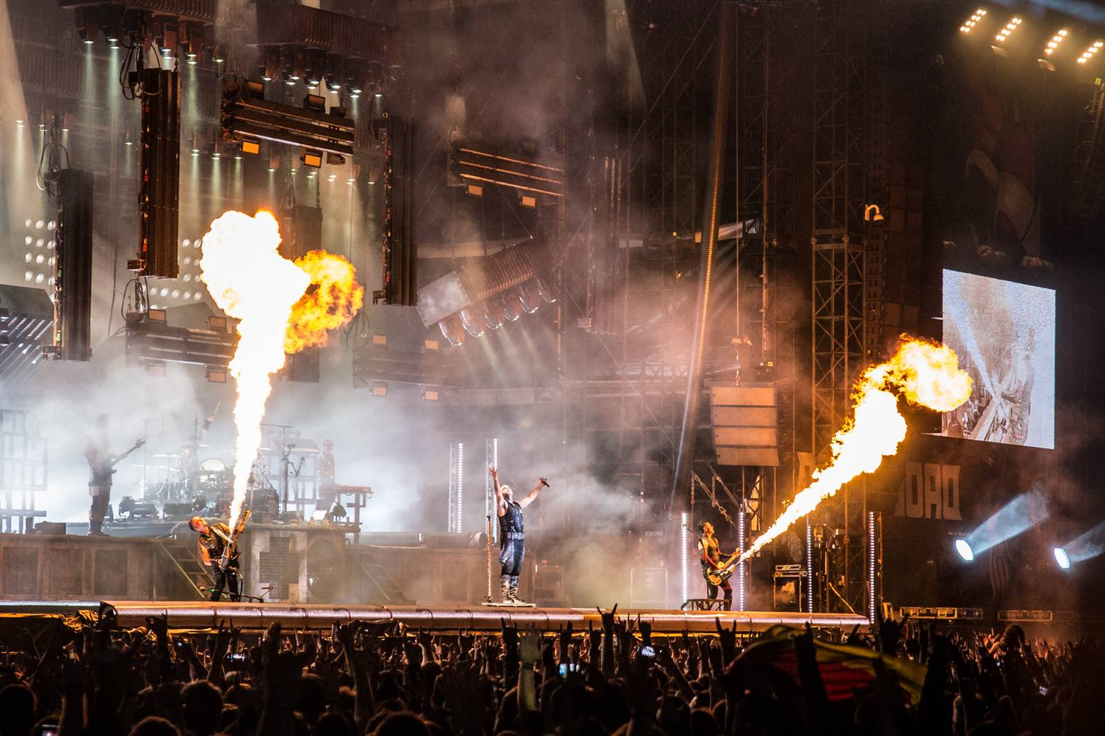 Концерт группы рамштайн. Rammstein Concert. Сцена группы рамштайн. Rammstein Live 2013. Рамштайн концерт.